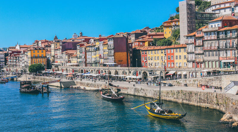 Porto, stad in Portugal. Porto brengt ook de Portugese wijn op de wereldkaart met zijn versterkte wijnen.